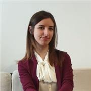 Laureata bilingue impartisce lezioni di inglese per persone dalla prima adolescenza fino all'età adulta